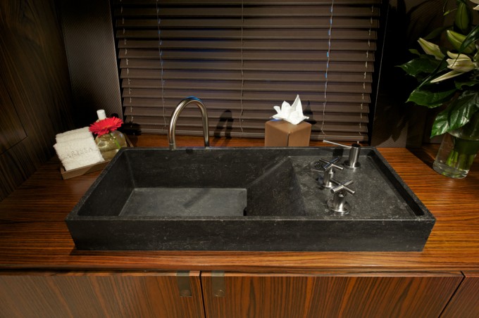 Sailing yacht Sarissa -  Bathroom detail